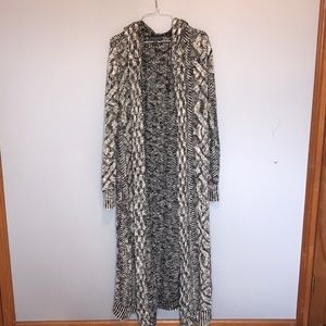 ⭐️Gorgeous Extra Long B&W Sweater - worn once! ⭐️